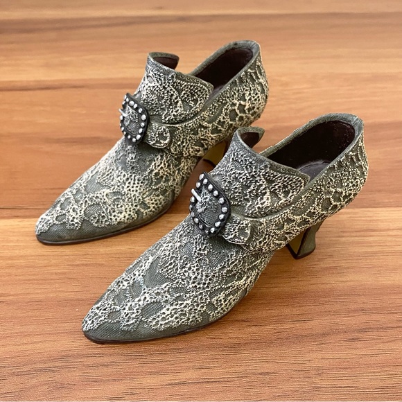 Pair of Vintage Ceramic Bootie Ankle Boots Shoe Ornaments - Picture 1 of 13